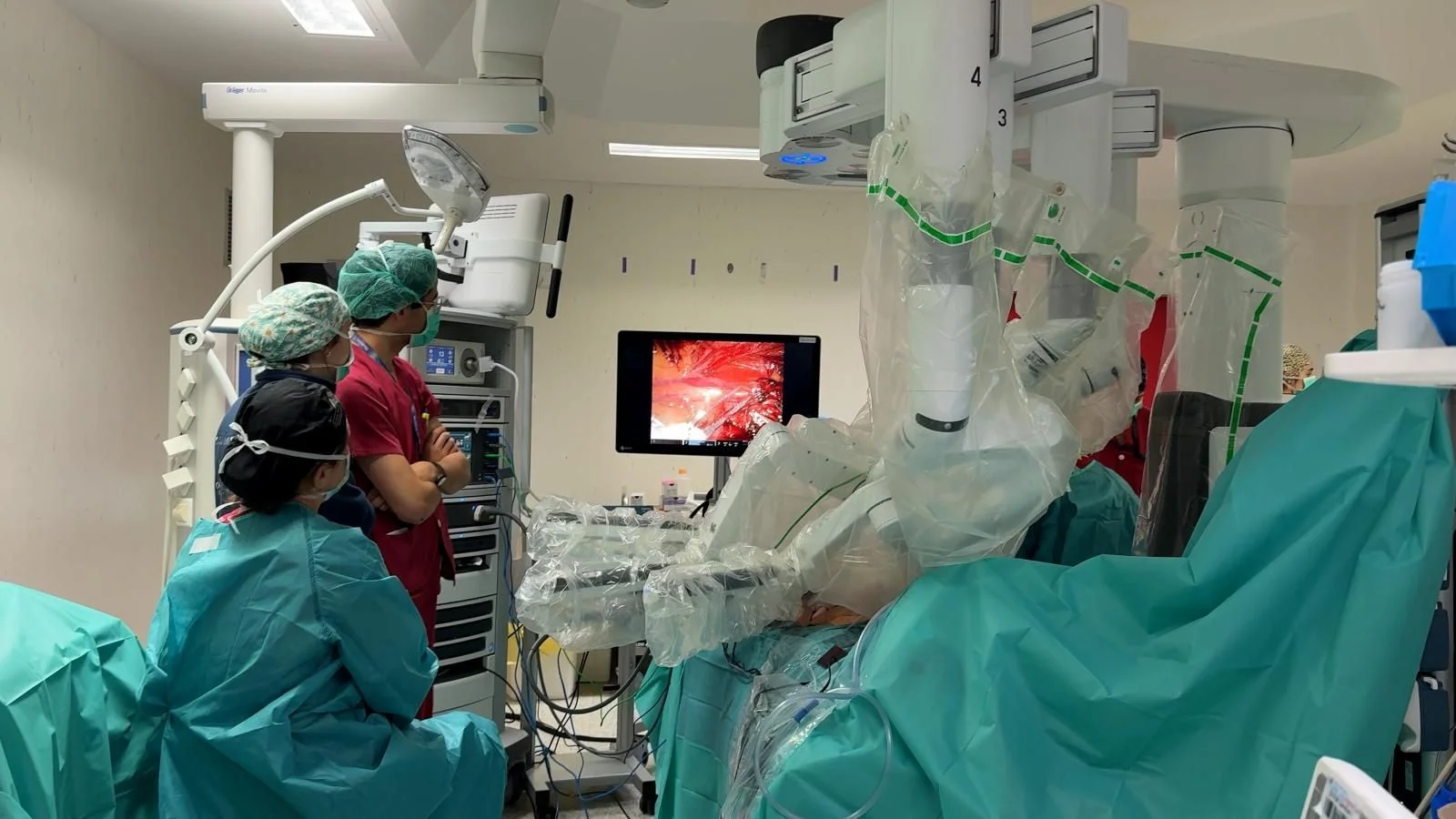 La Paz realiza la primera reconstrucción mamaria en España con tejido abdominal asistida por cirugía robótica