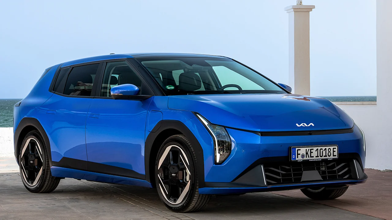 El KIA EV4 estrena versión con tracción total, más de 250 CV de potencia y hasta 560 km de autonomía