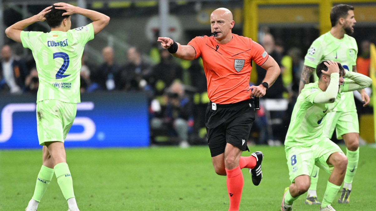 Marciniak: "Si somos honestos, fueron dos decisiones en favor del Barcelona pero el VAR me corrigió"<br>