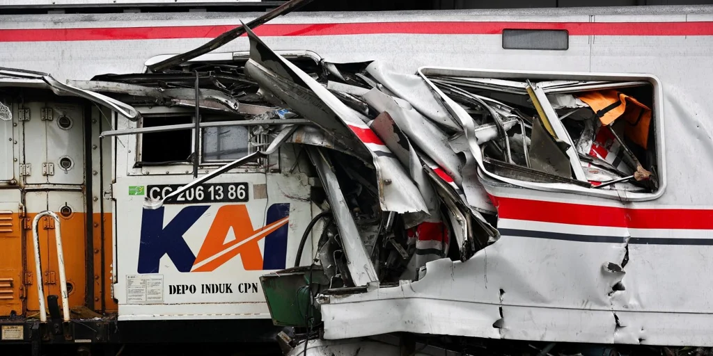 Al menos 15 mujeres mueren y 88 personas resultan heridas en una brutal colisión de trenes en Yakarta