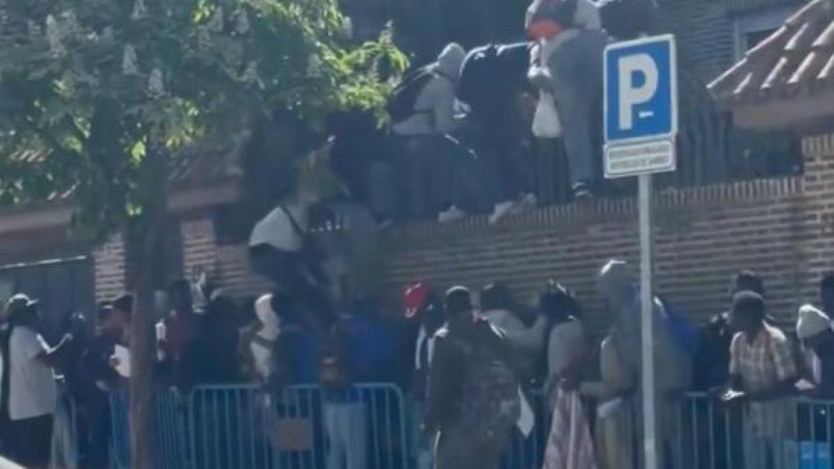 Una avalancha de inmigrantes entra al asalto a la Embajada de Gambia por la regularización: se quedaron sin un certificado