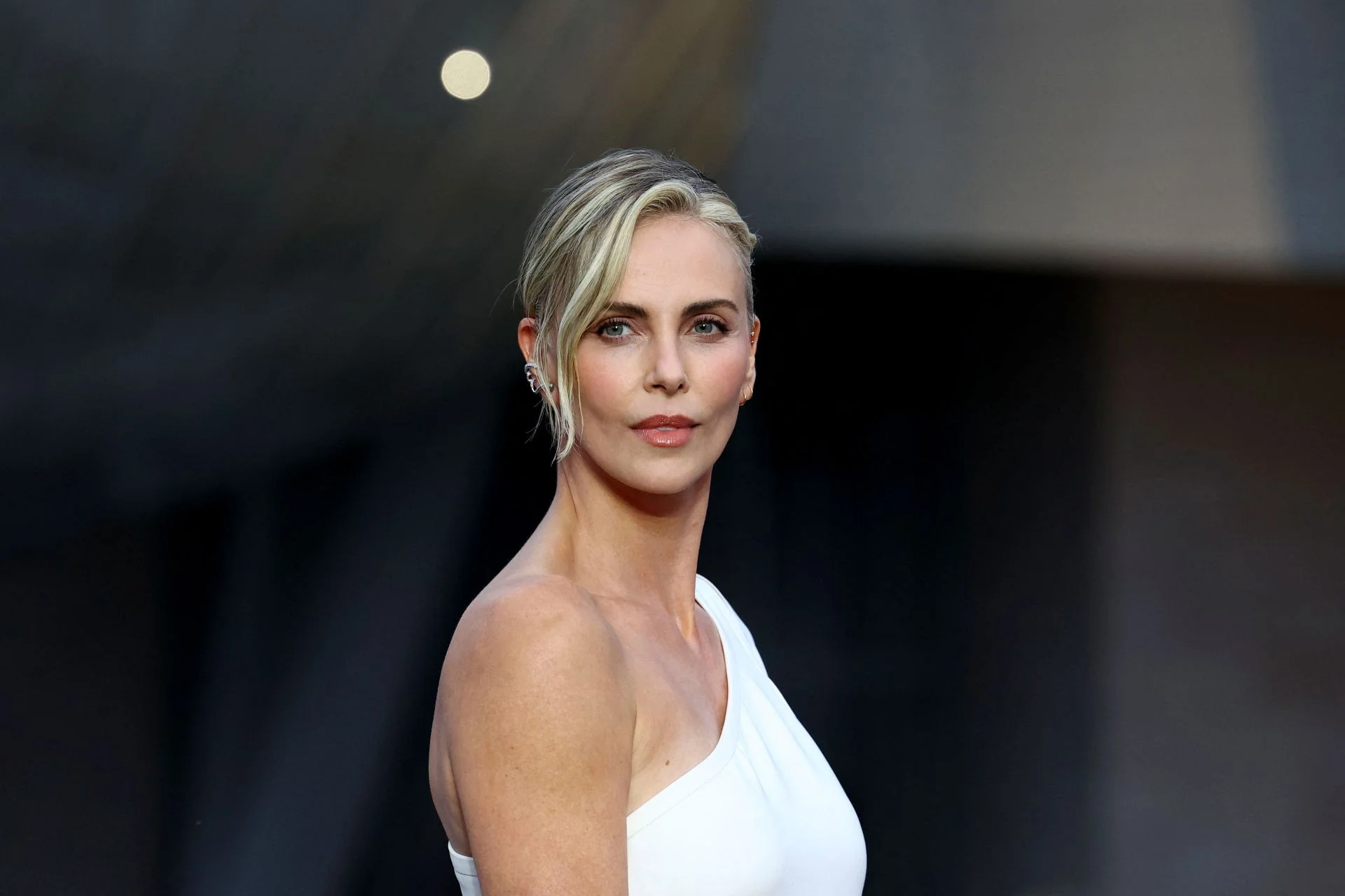 Charlize Theron se confiesa con Drew Barrymore: «No creo que pudiera volver a vivir con alguien»