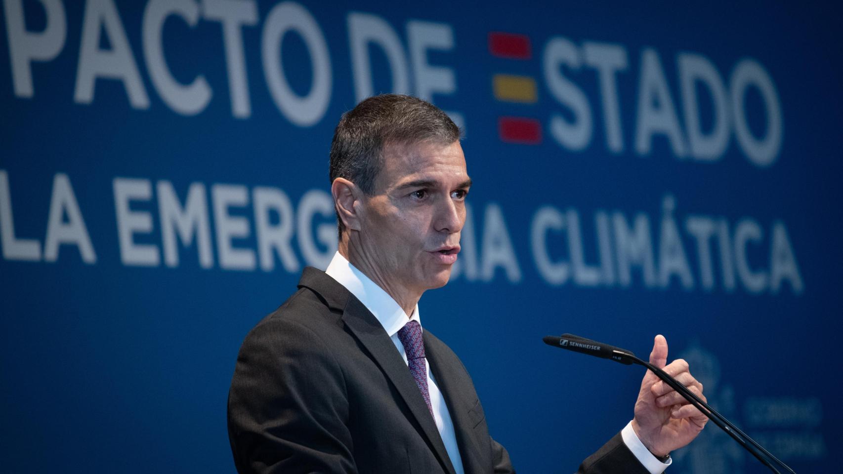Pedro Sánchez considera "un error histórico de Europa" la rebaja del veto a coches que emiten CO2