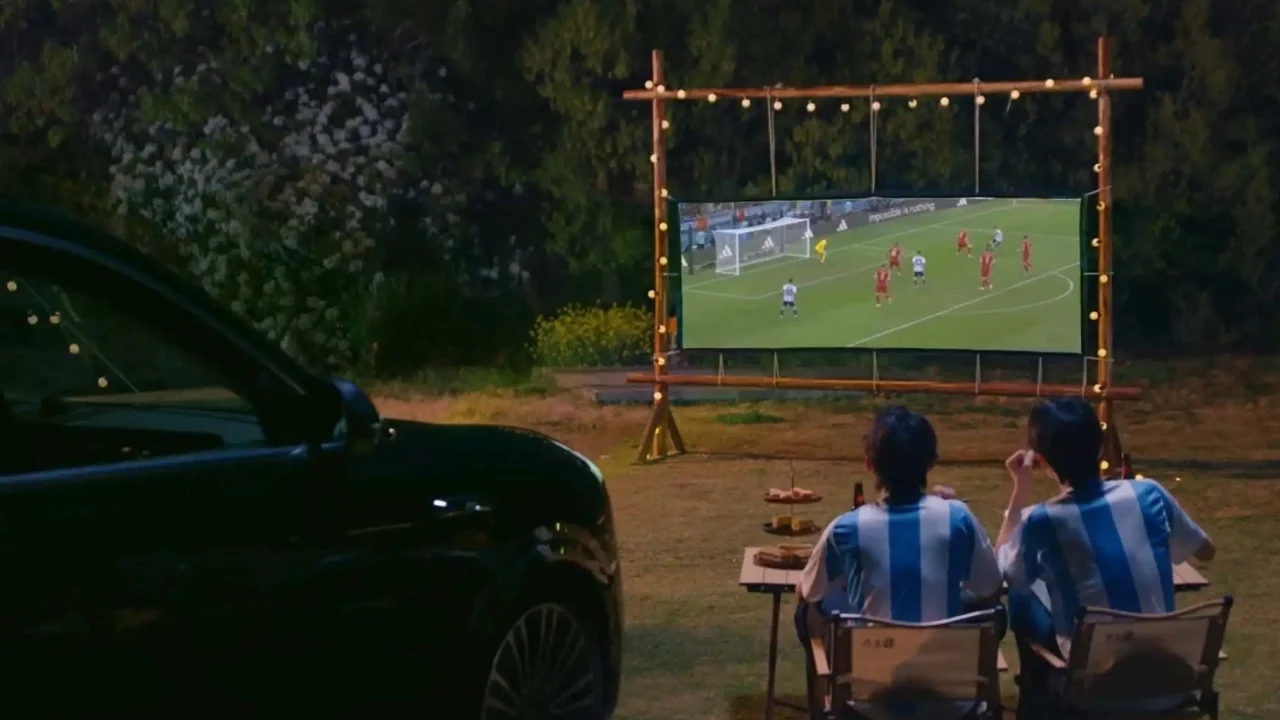 Huawei reinventa el autocine: coches que proyectan películas y partidos desde los propios faros