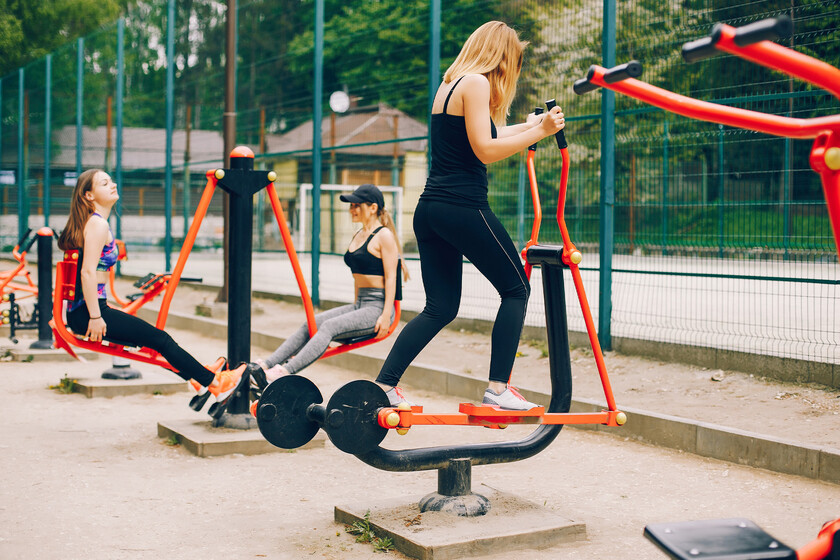 Del asfalto a las barras de calistenia: cómo los parques de tu ciudad se han convertido en la mejor terapia contra la ansiedad moderna