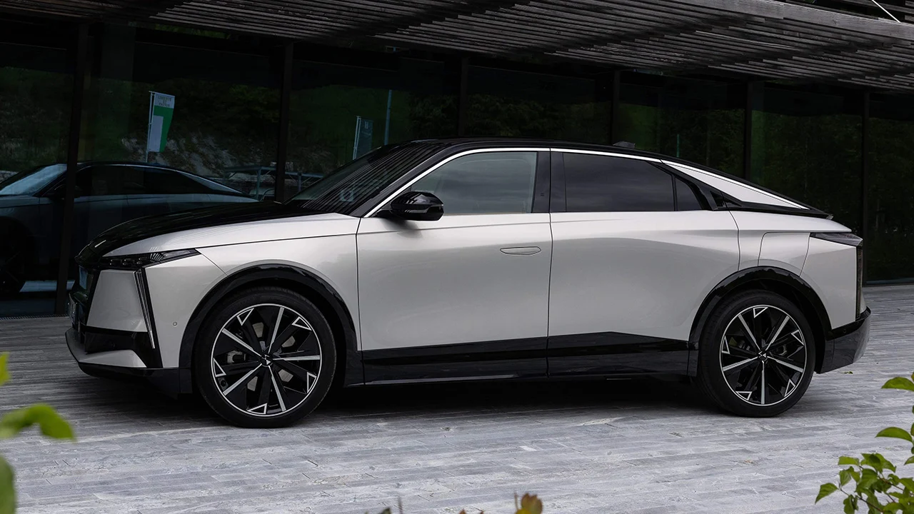 Mientras todos miran a BYD y Tesla, este lujoso eléctrico difícil de definir con 550 km de autonomía empieza a colarse en otra liga