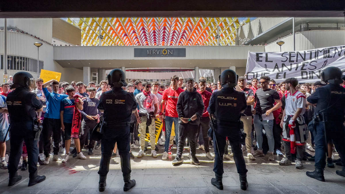 Detenidos tres ultras del Sevilla por agredir a un vigilante antes del partido con el Valencia