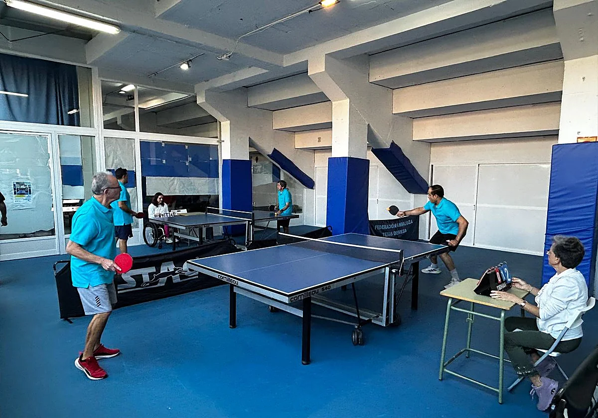 Rincón de la Victoria organiza un torneo navideño de tenis de mesa