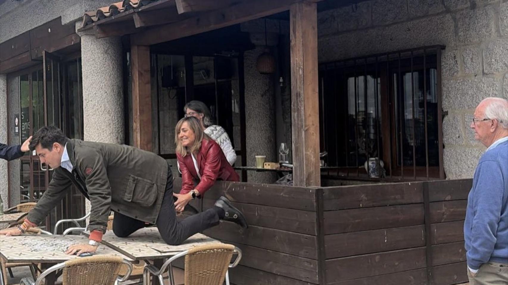 Begoña Gómez escapó por la puerta y el agitador ultra Vito Quiles salió a cuatro patas: así fue el suceso del bar 'EsPanis'