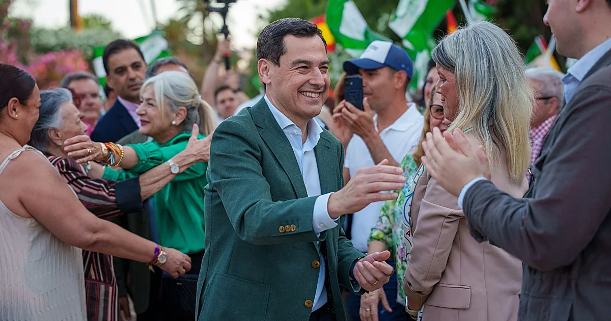 Juanma Moreno se mete de nuevo a cantante en la sintonía electoral del PP