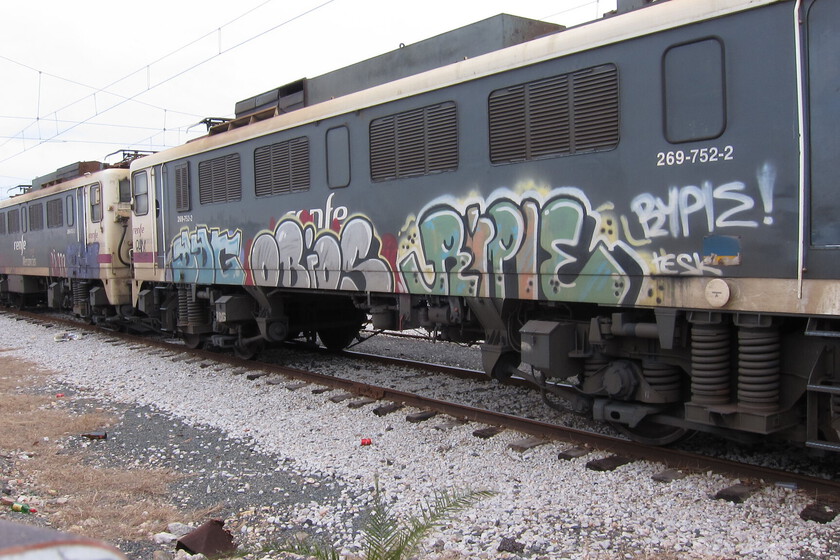 Cada año Renfe, dedica millones y millones de euros a algo que poco tiene que ver con el transporte: limpiar grafitis
