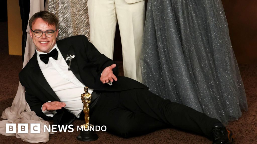 "Esto no le hubiese pasado a DiCaprio": desaparece el Oscar del director de "Mr. Nobody Against Putin" luego de que fuera obligado a facturarlo en el aeropuerto