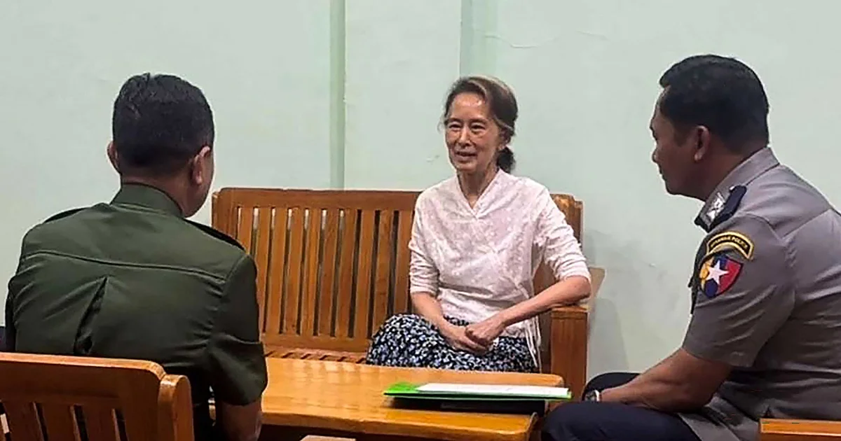 La junta militar birmana traslada de prisión a arresto domiciliario a la Nobel de la Paz Aung San Suu Kyi