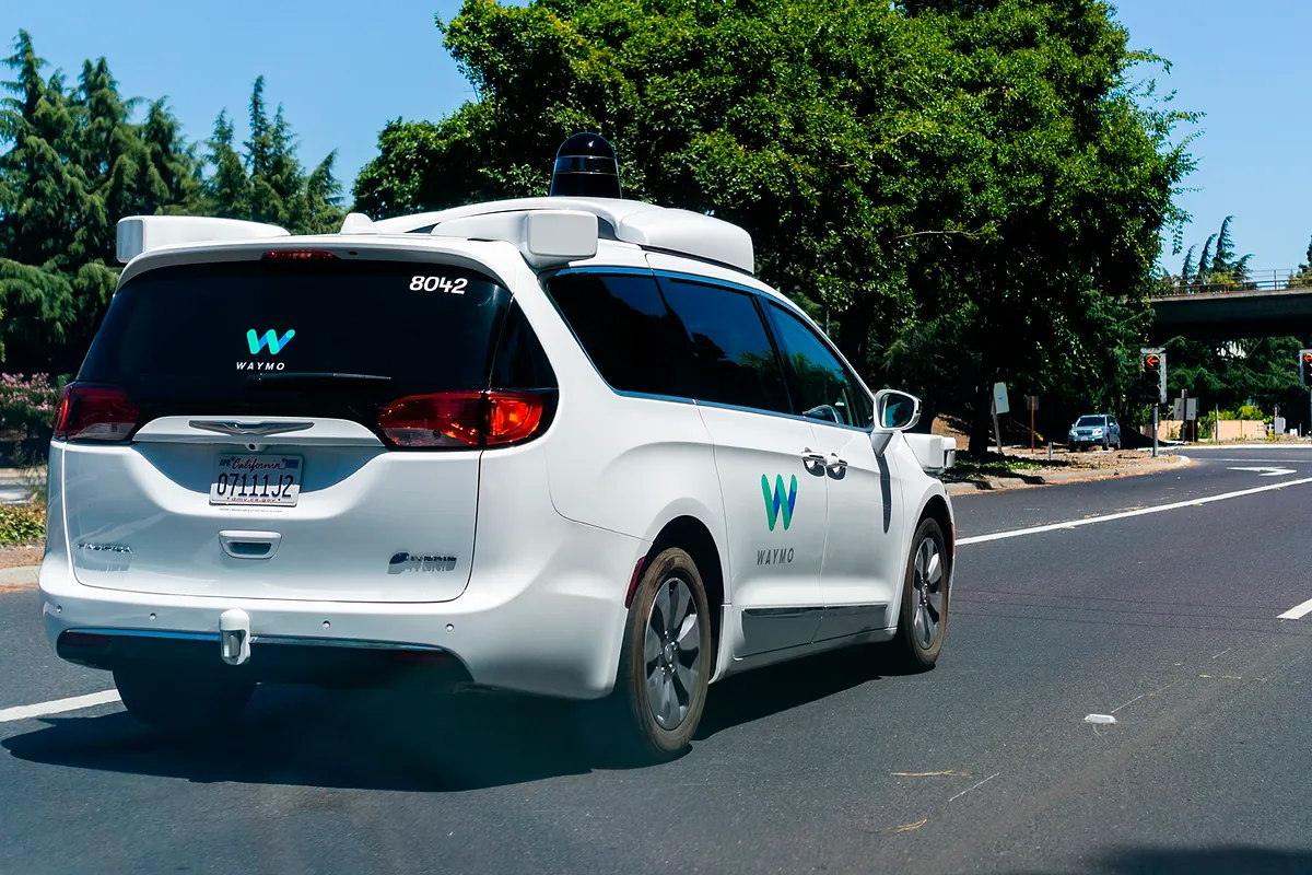Los robotaxis de Waymo negocian una ronda que valoran el grupo en 85.000 millones