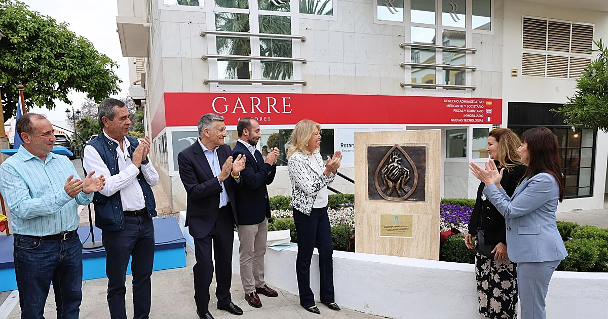 El Ayuntamiento homenajea a los donantes de sangre con un monolito en San Pedro