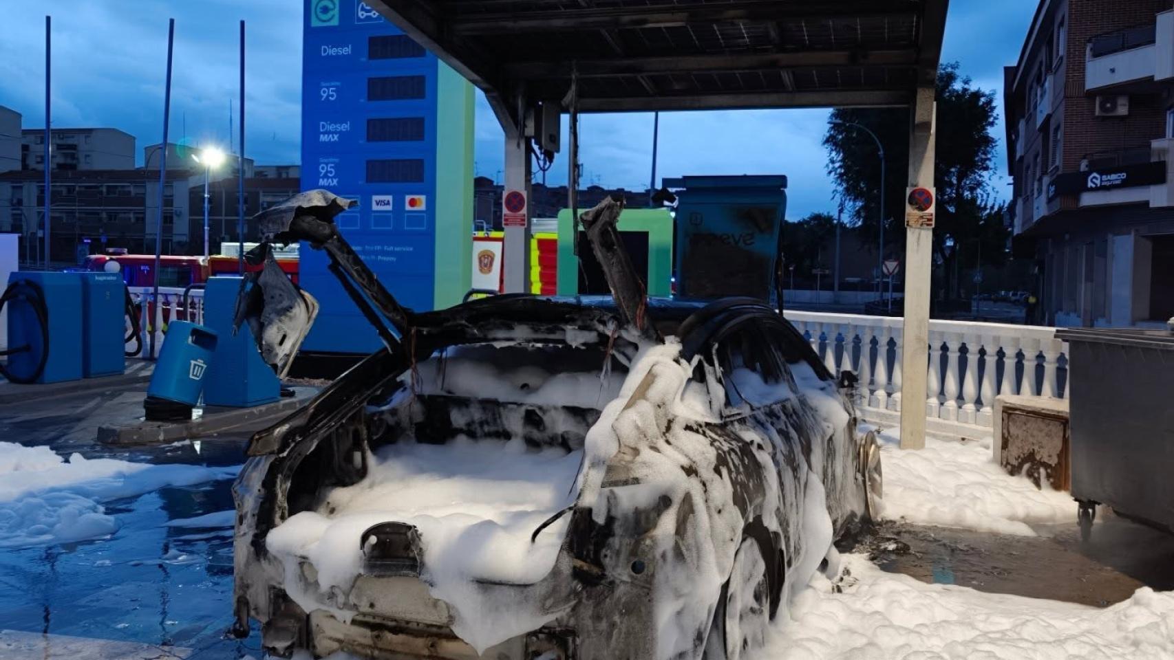 Arde un coche eléctrico mientras recargaba su batería en una gasolinera de Toledo: no se han registrado heridos