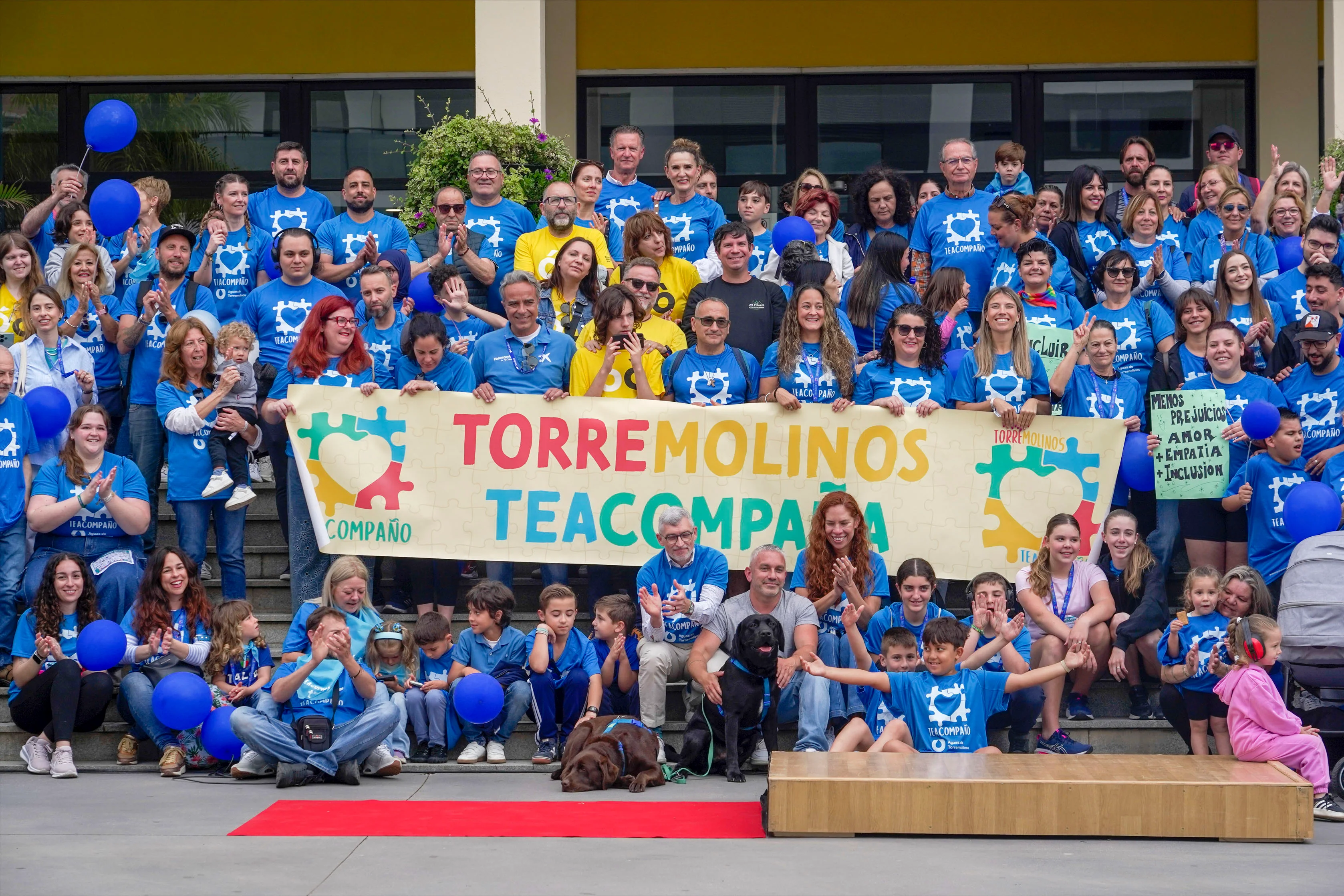 Más de medio millar de caminantes alzan la voz por el autismo en Torremolinos