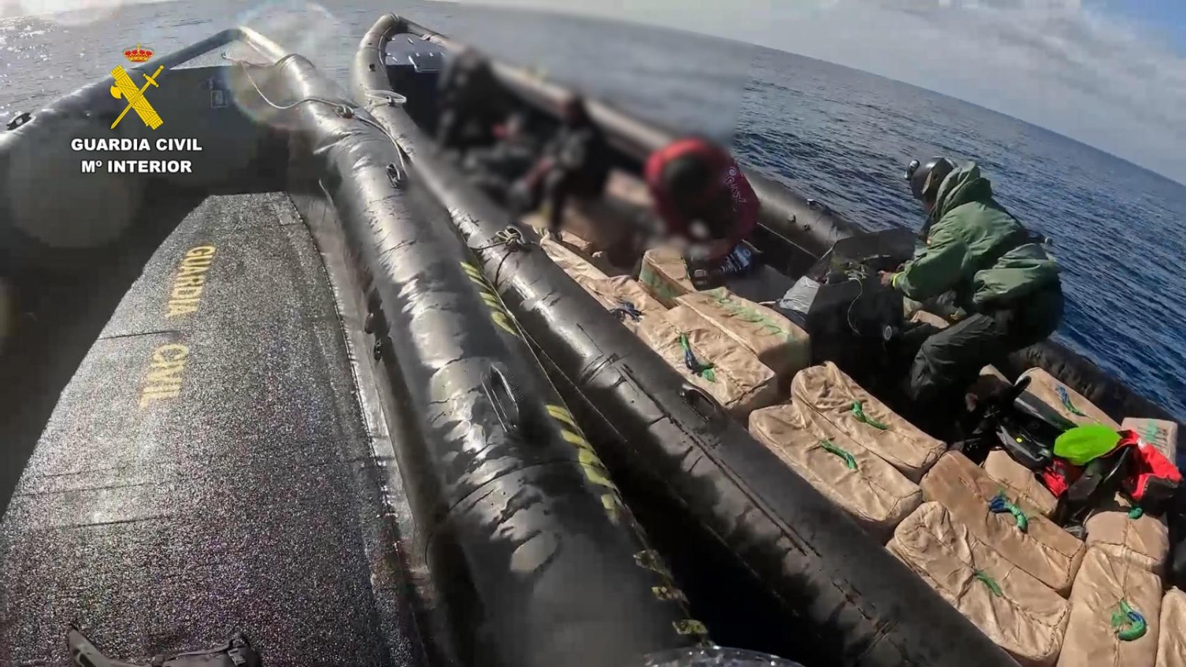 La Guardia Civil incauta en alta mar un gigantesco alijo de cocaína con una cantidad de droga "nunca antes vista"