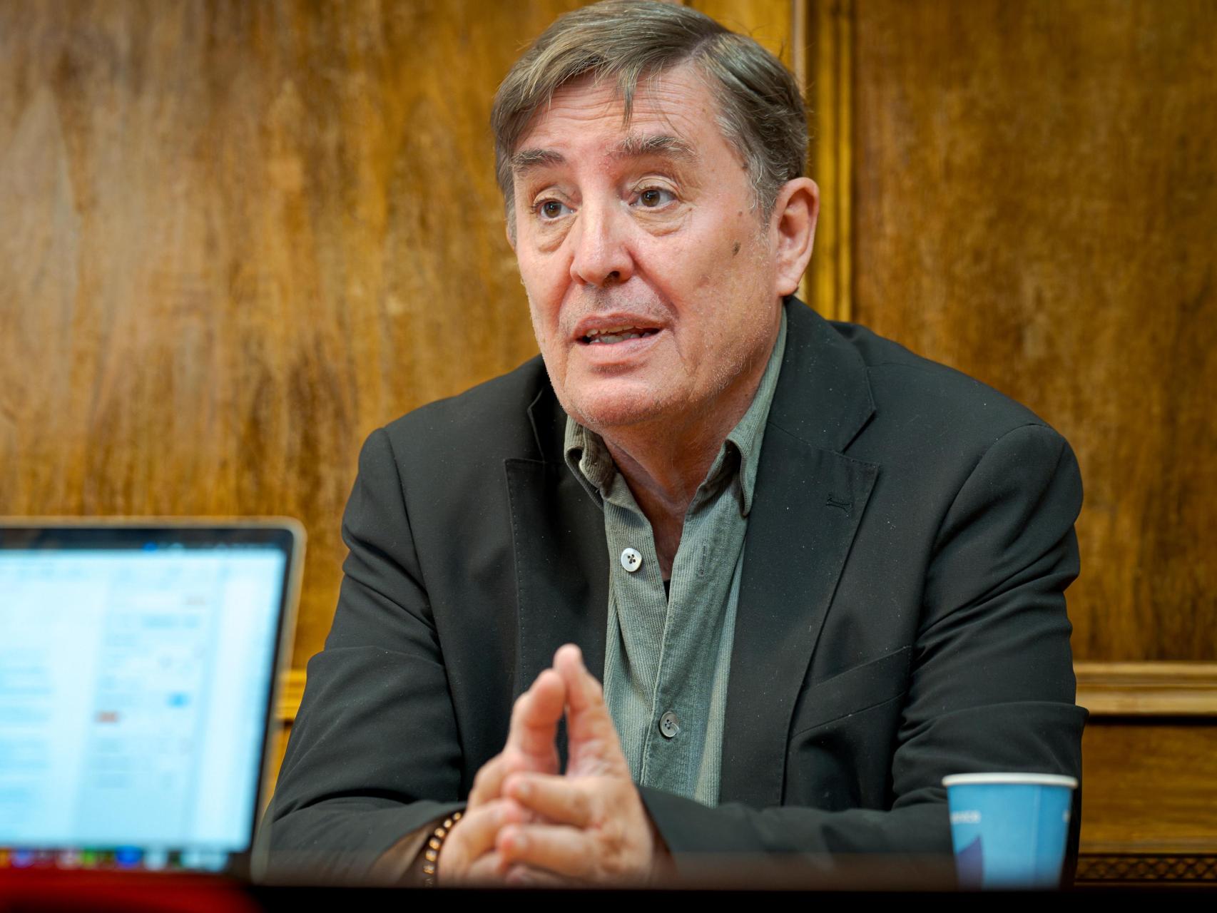 Luis García Montero: "Me planteo volver a enamorarme, la vida continúa. El peligro es la comparación entre un 'te quiero’ y otro'"
