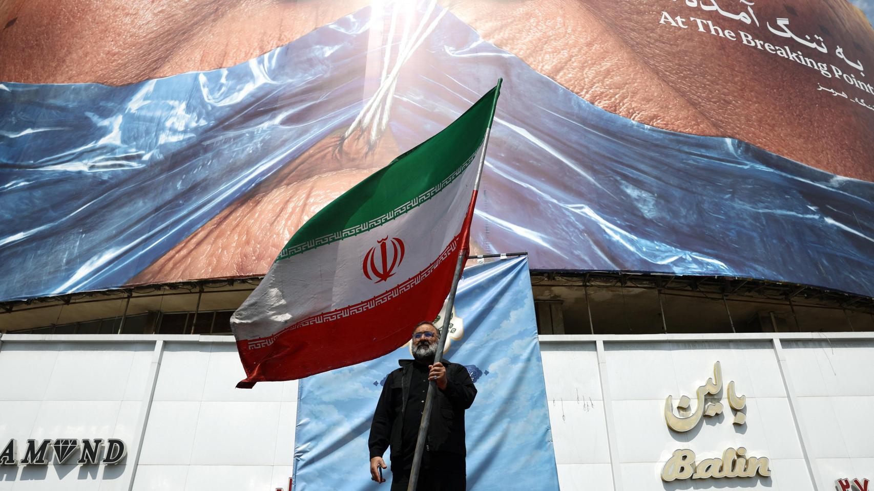 Guerra de Irán, última hora en directo | Irán afirma que ha disparado misiles contra un buque estadounidense para impedir su entrada en el estrecho de Ormuz