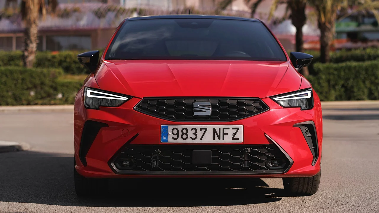 Los coches más vendidos en abril de 2026, SEAT gana posiciones mientras el Dacia Sandero aumenta su ventaja