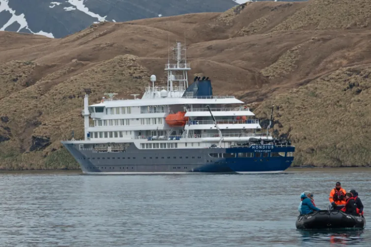 La OMS investiga tres muertes por un brote de hantavirus en un crucero de lujo con destino a Canarias