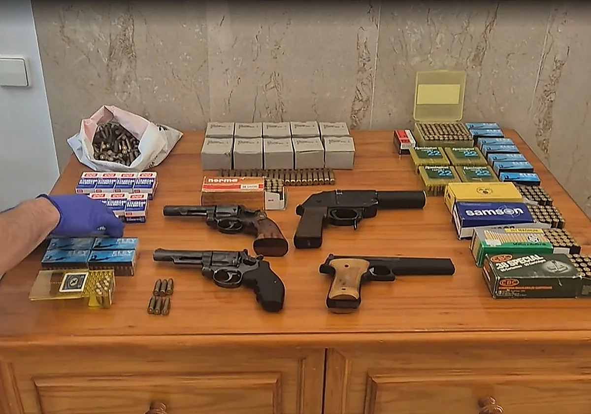 Malaga police discover arsenal of weapons in Alhaurín el Grande home after distress call from Singapore