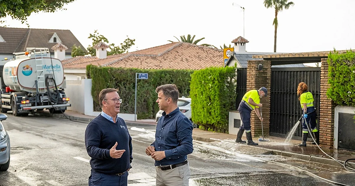 Marbella refuerza los baldeos con más de 200 equipos semanales