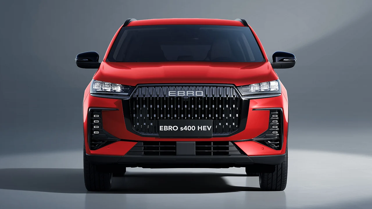 EBRO aprieta a Dacia con el nuevo S400 híbrido con motor turbo y un diseño mucho más fresco