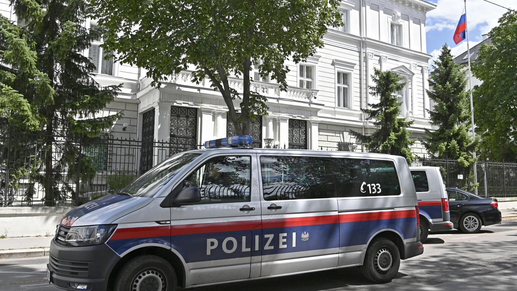 Viena, capital de espías: Austria expulsa a tres diplomáticos más y denuncia un 'bosque de antenas' en la embajada rusa