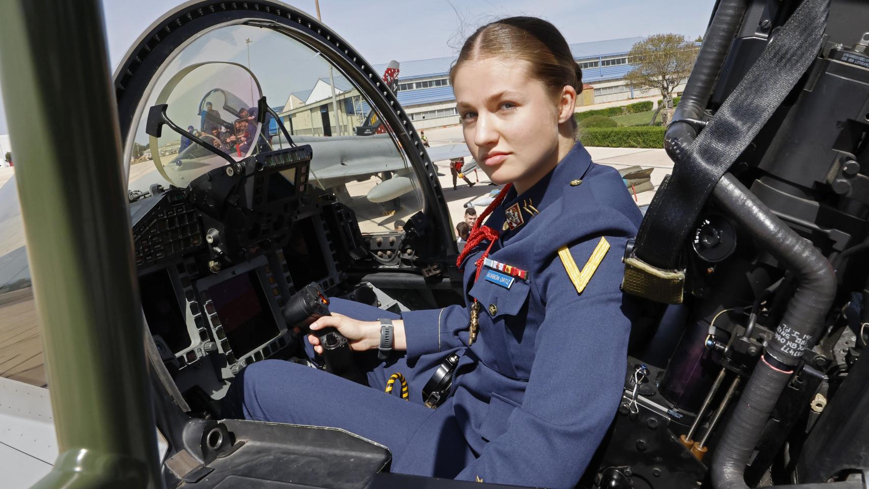 La princesa Leonor da un paso más en la aviación militar: visita el Ala 14 y vuela en un reactor de combate