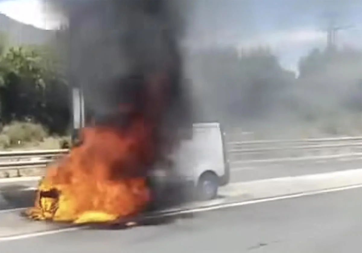 Marbella 112: van catches fire on AP-7 motorway