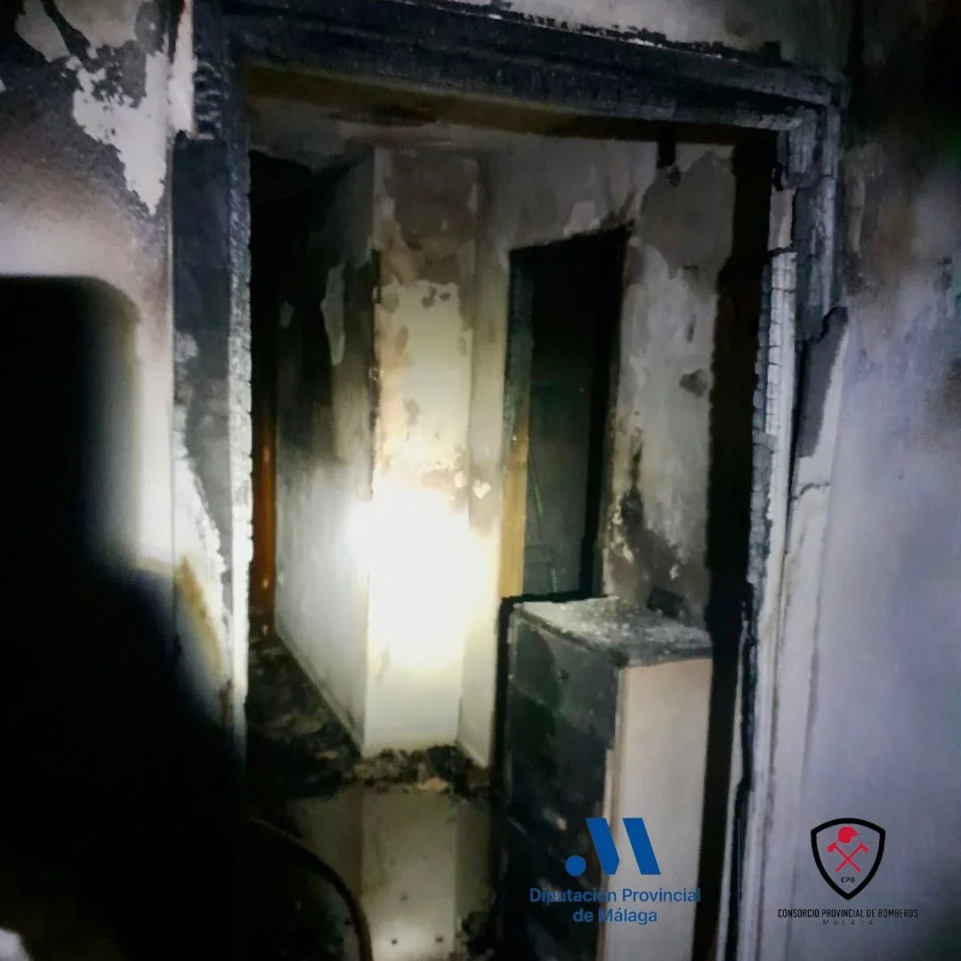 Un incendio en Estepona obliga a desalojar un edificio entero