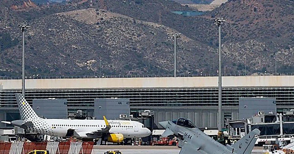 Dos Eurofighters sobrevuelan el centro comercial Plaza Mayor de Málaga