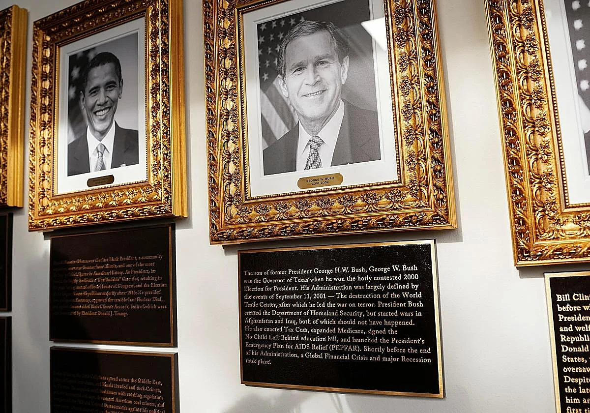 Trump añade placas a los retratos de Biden y Obama en la Casa Blanca que los ridiculizan