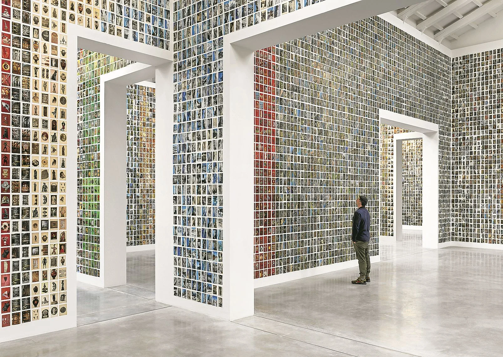 50.000 postales turísticas empapelan el pabellón de España en la Bienal de Venecia