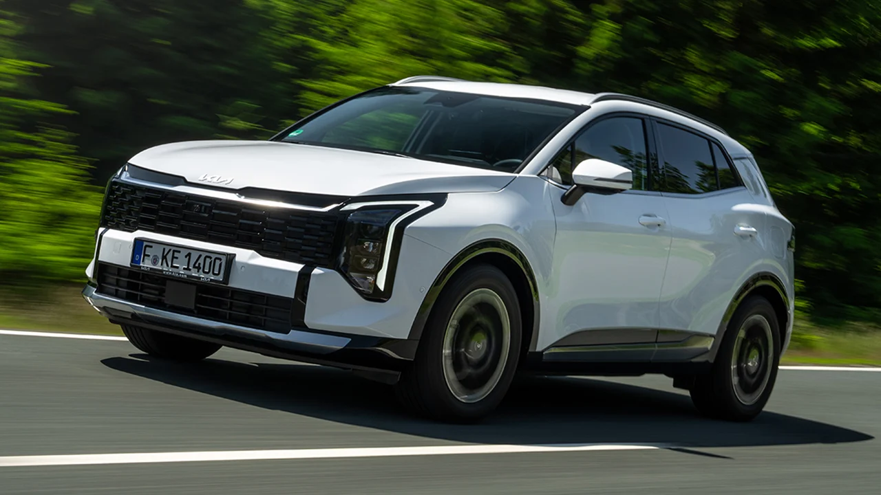 Con 8.600 € de rebaja y un motor híbrido de 239 CV, el KIA Sportage entra en terreno Toyota con un precio más barato