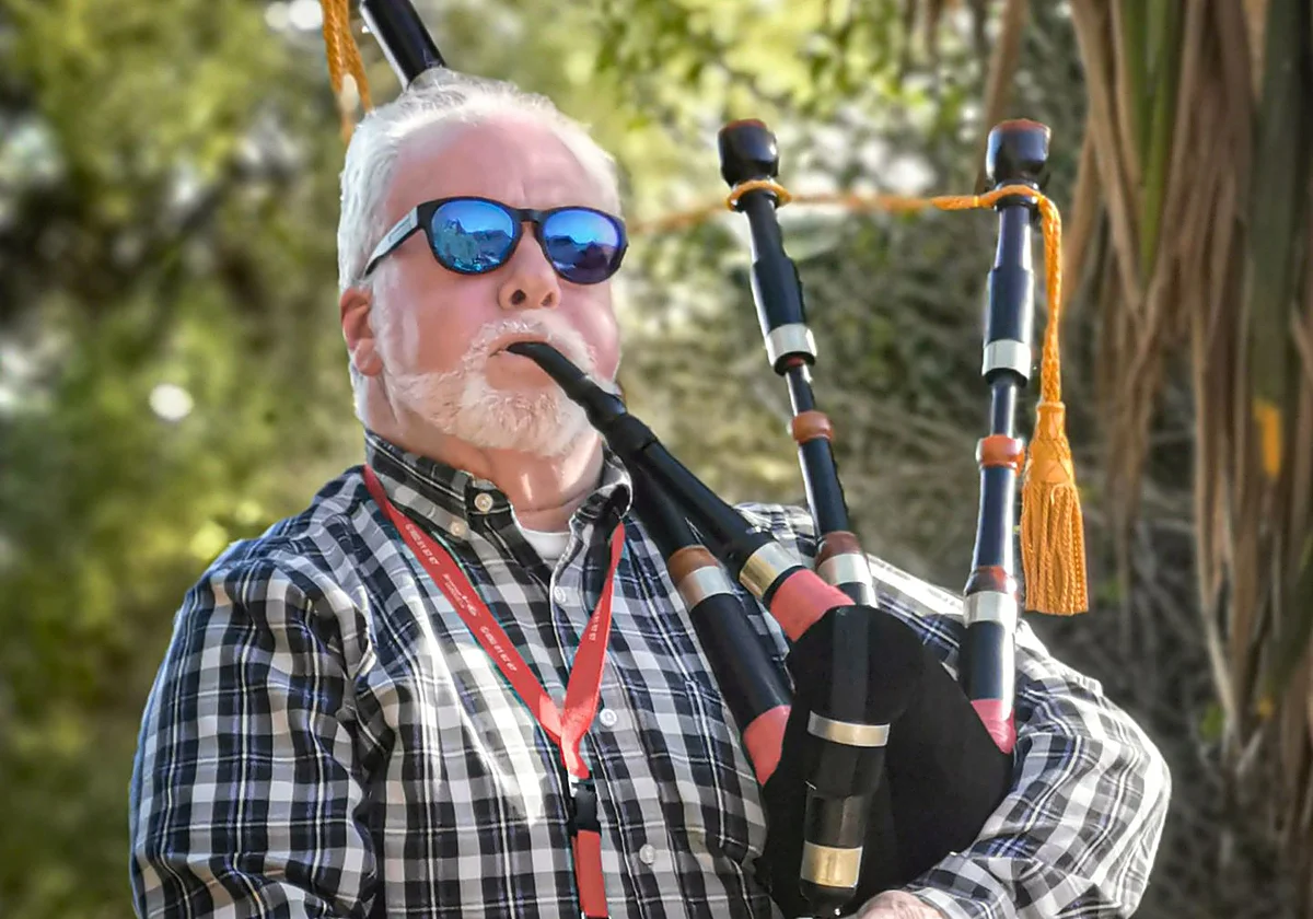 Bagpipes in Benalmádena: the mysterious sound that plays every Sunday
