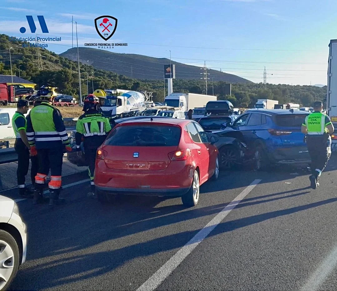 Un accidente entre siete turismos y un camión colapsa la A-7 en Torremolinos: 12 kilómetros de atascos
