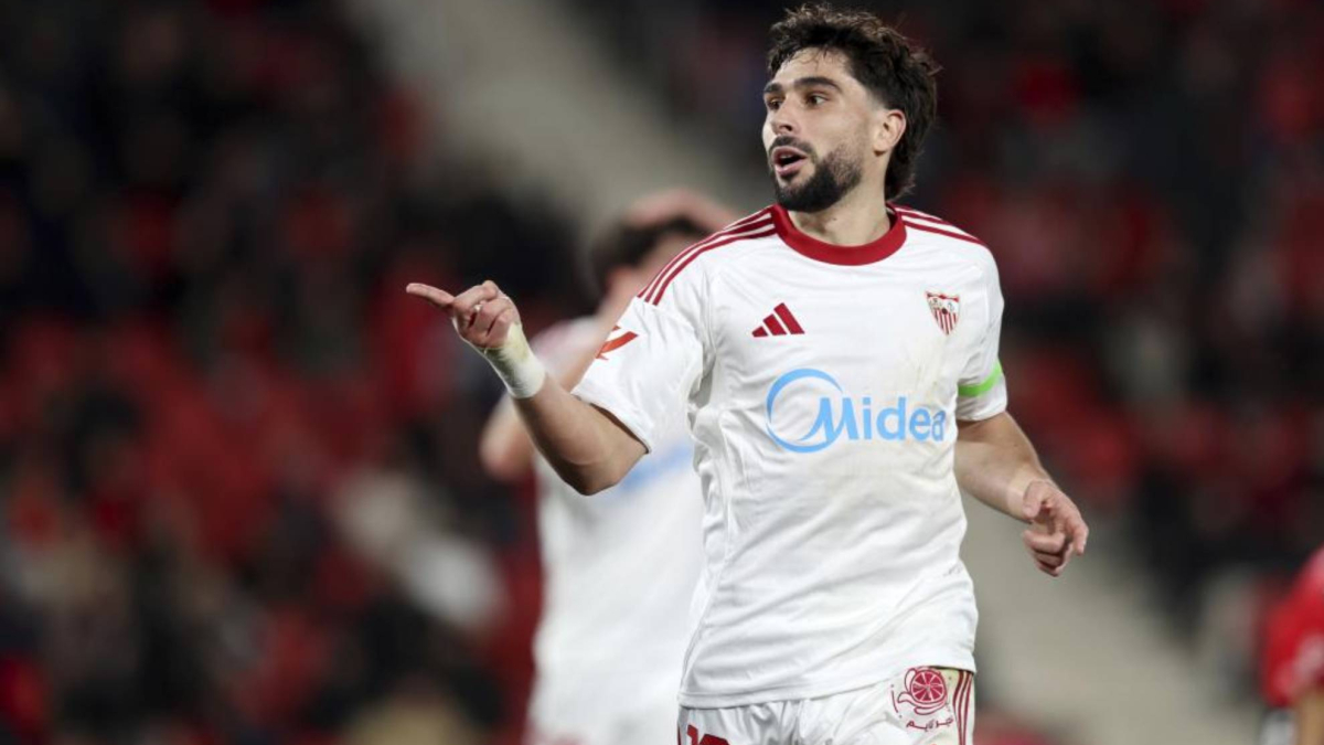 Maupay revierte su situación en el Sevilla
