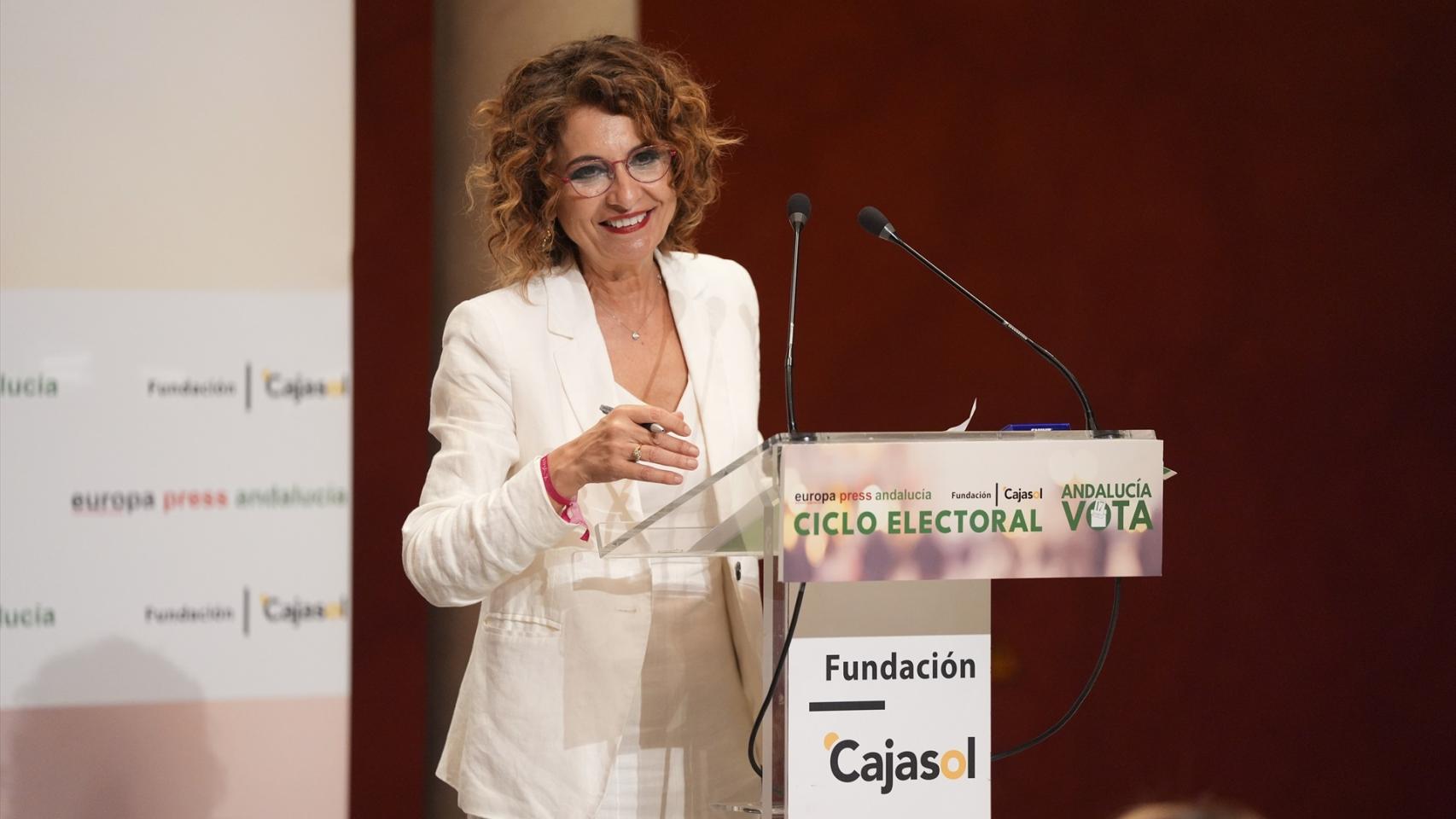 Montero promete cheques de hasta 350€ a familias de rentas medias y bajas por la crisis energética de la guerra de Irán