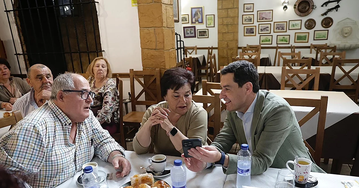 Juanma Moreno encuentra en el pueblo de sus padres refugio y combustible para la campaña