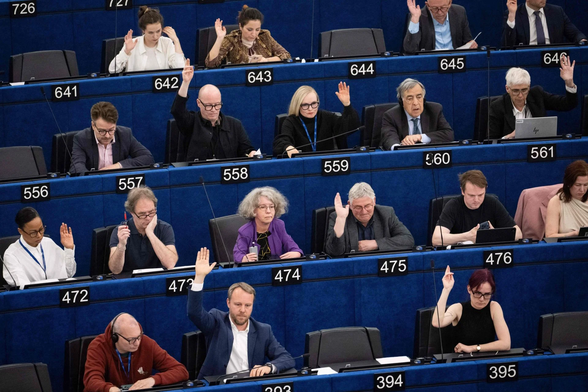 Una comisión de la Eurocámara debate un informe que alerta del deterioro de la confianza en las instituciones españolas