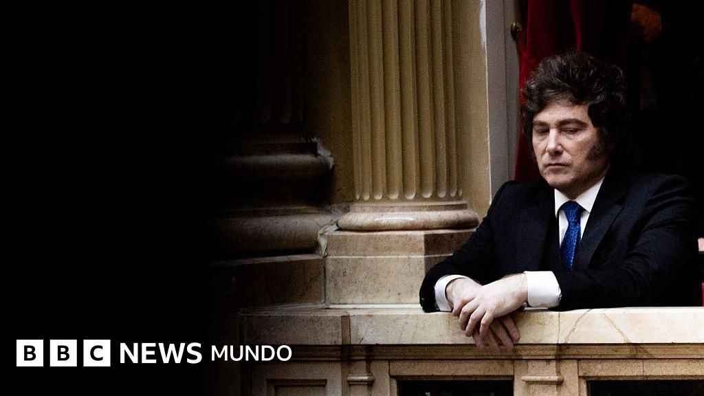 Por qué el escándalo de una cascada en una piscina ha puesto en aprietos a Javier Milei en Argentina