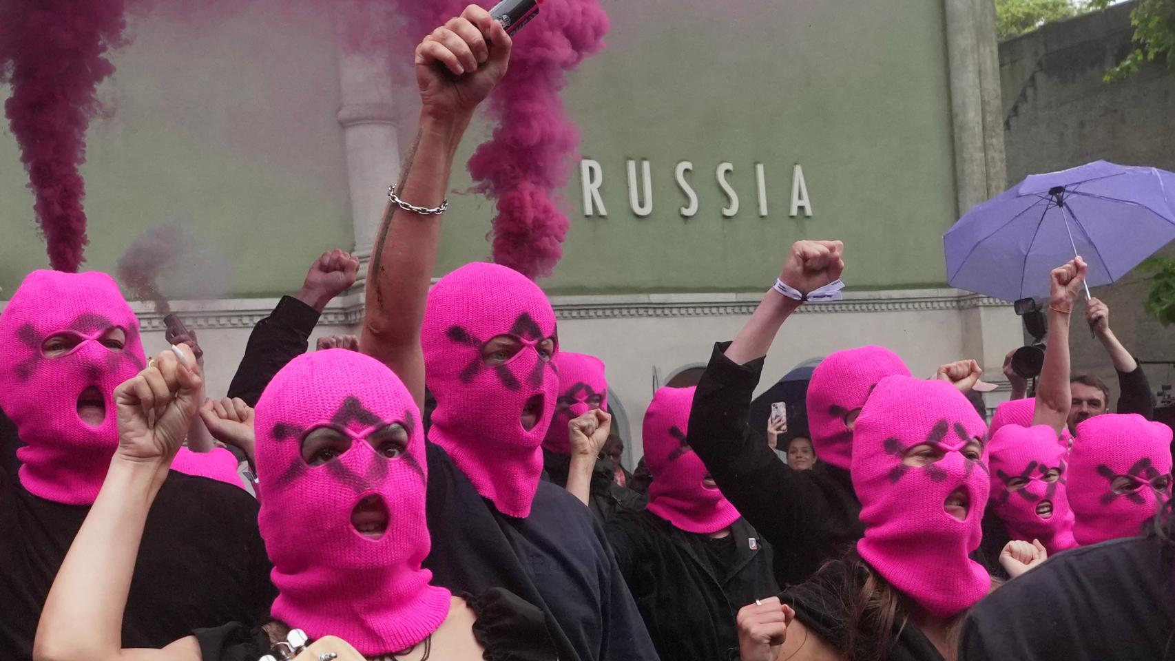 Pussy Riot y Femen boicotean el pabellón ruso en Venecia: "Rusia mata, la Bienal exhibe"