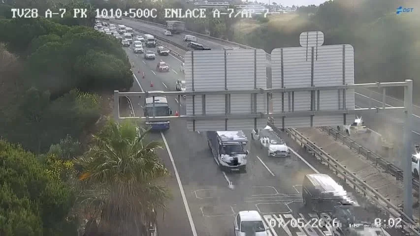 Un autobús averiado desde ayer por la tarde complica el tráfico en El Higuerón este jueves