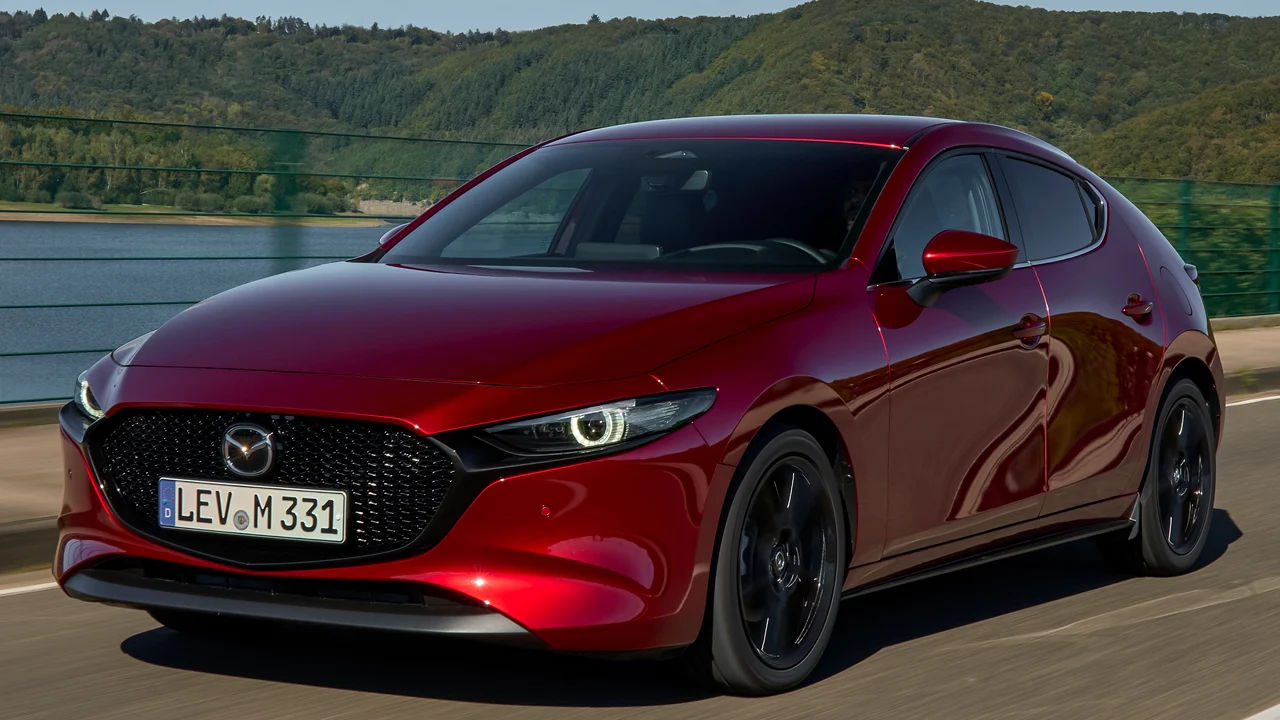 El Mazda3 2027 se actualiza tras seis años sin tocar su diseño, y sigue siendo diferente al resto