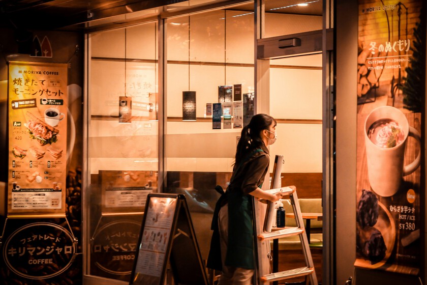 En un Japón en plena crisis de natalidad, una idea está ganando fuerza: cafeterías nocturnas para bebés que lloran