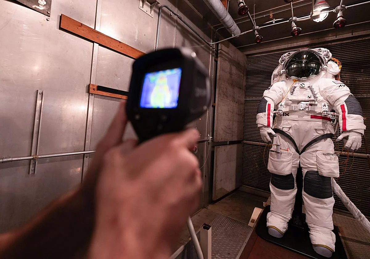 Los trajes espaciales ponen en duda el viaje a la Luna de 2028
