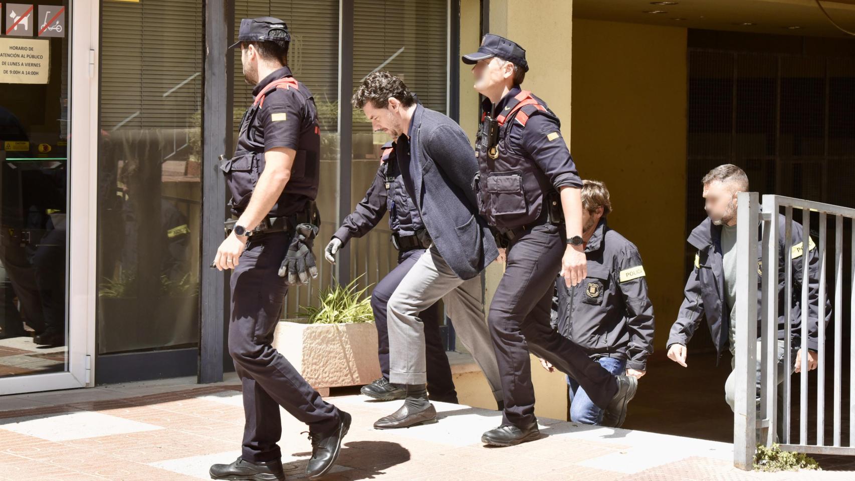 Las imágenes de Jonathan Andic esposado por la espalda y custodiado por cuatro mossos a su llegada al juzgado a declarar